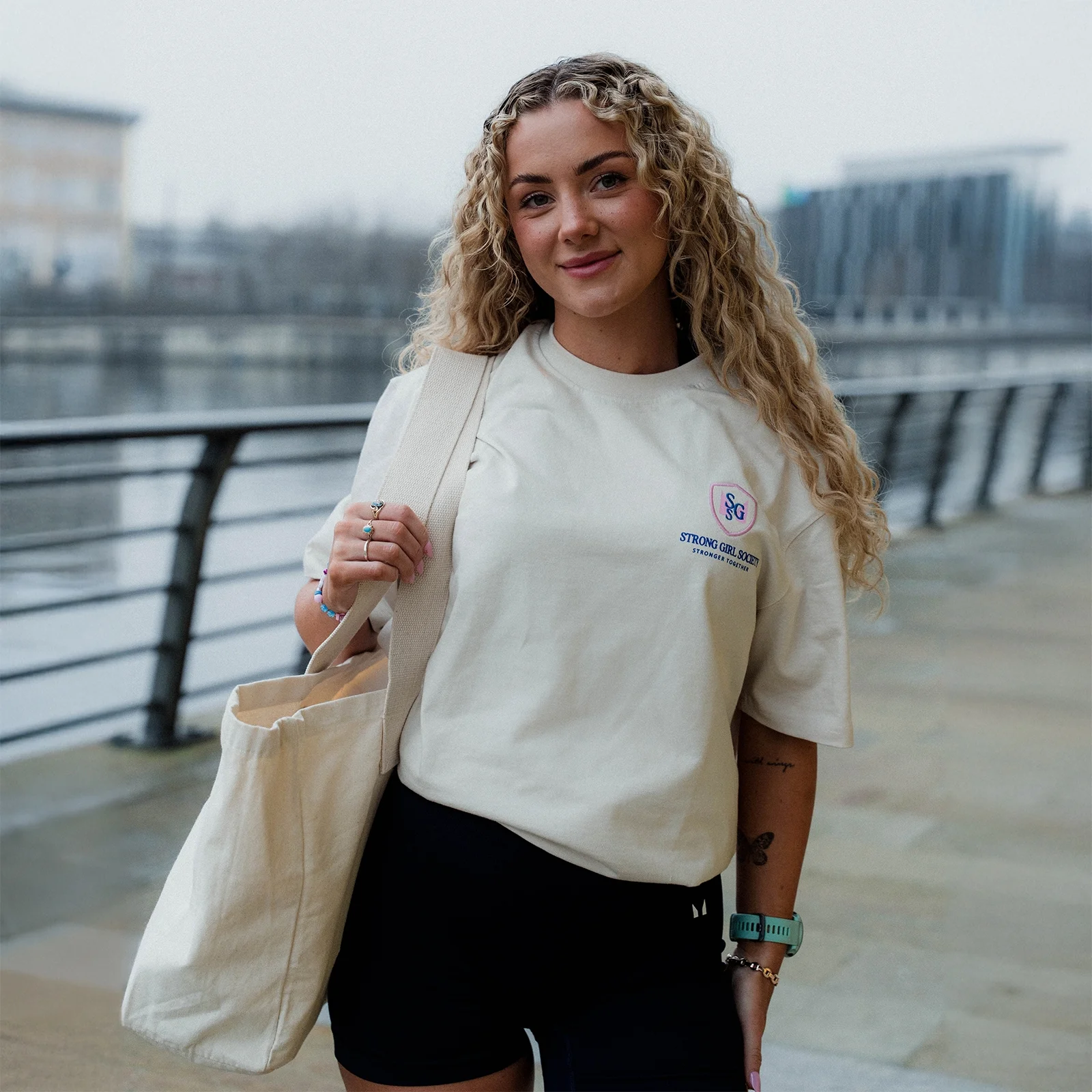 MP naiste Strong Girl Society T-särk - kreemjas - XS Pilt 1